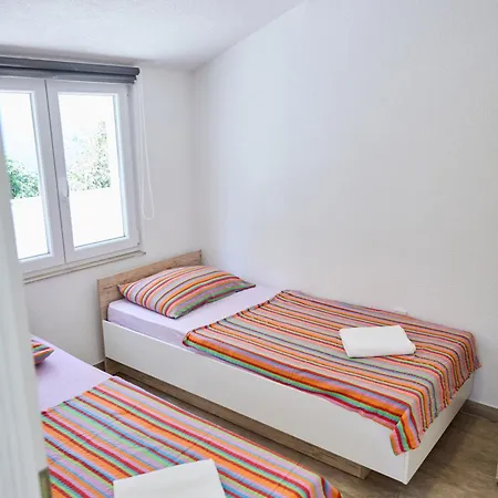 Apartment Nikola Necujam